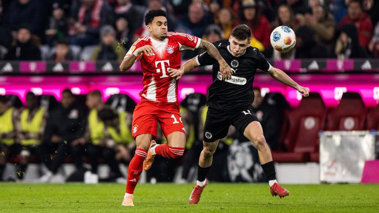 Luis Diaz (FC Bayern München) wird im Wettlauf um den Ball von Arkadiusz Pyrka bedrängt.