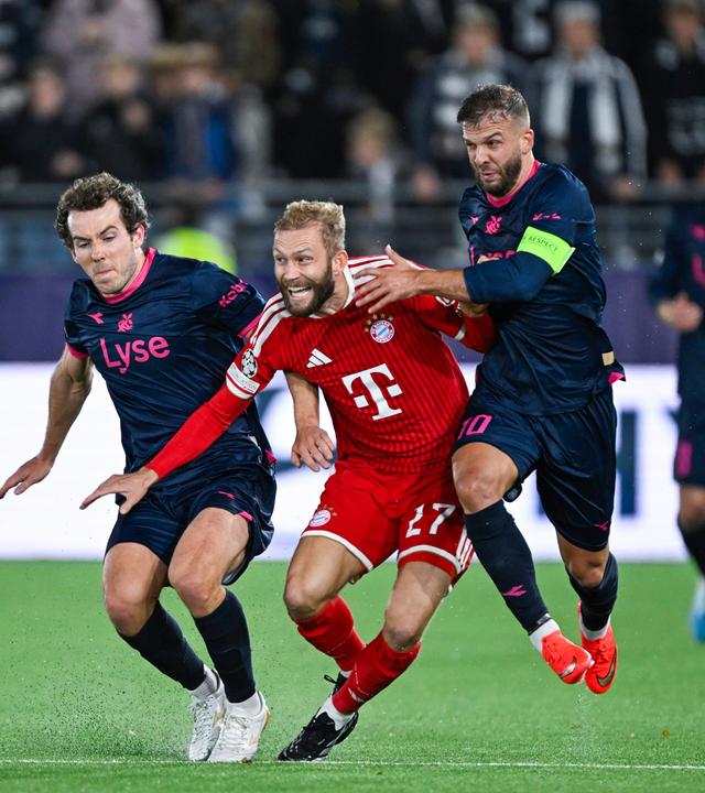 Bayerns Konrad Laimer kämpft gegen zwei Spieler von Stavanger um den Ball