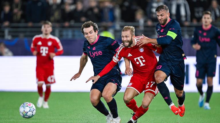 Bayerns Konrad Laimer kämpft gegen zwei Spieler von Stavanger um den Ball