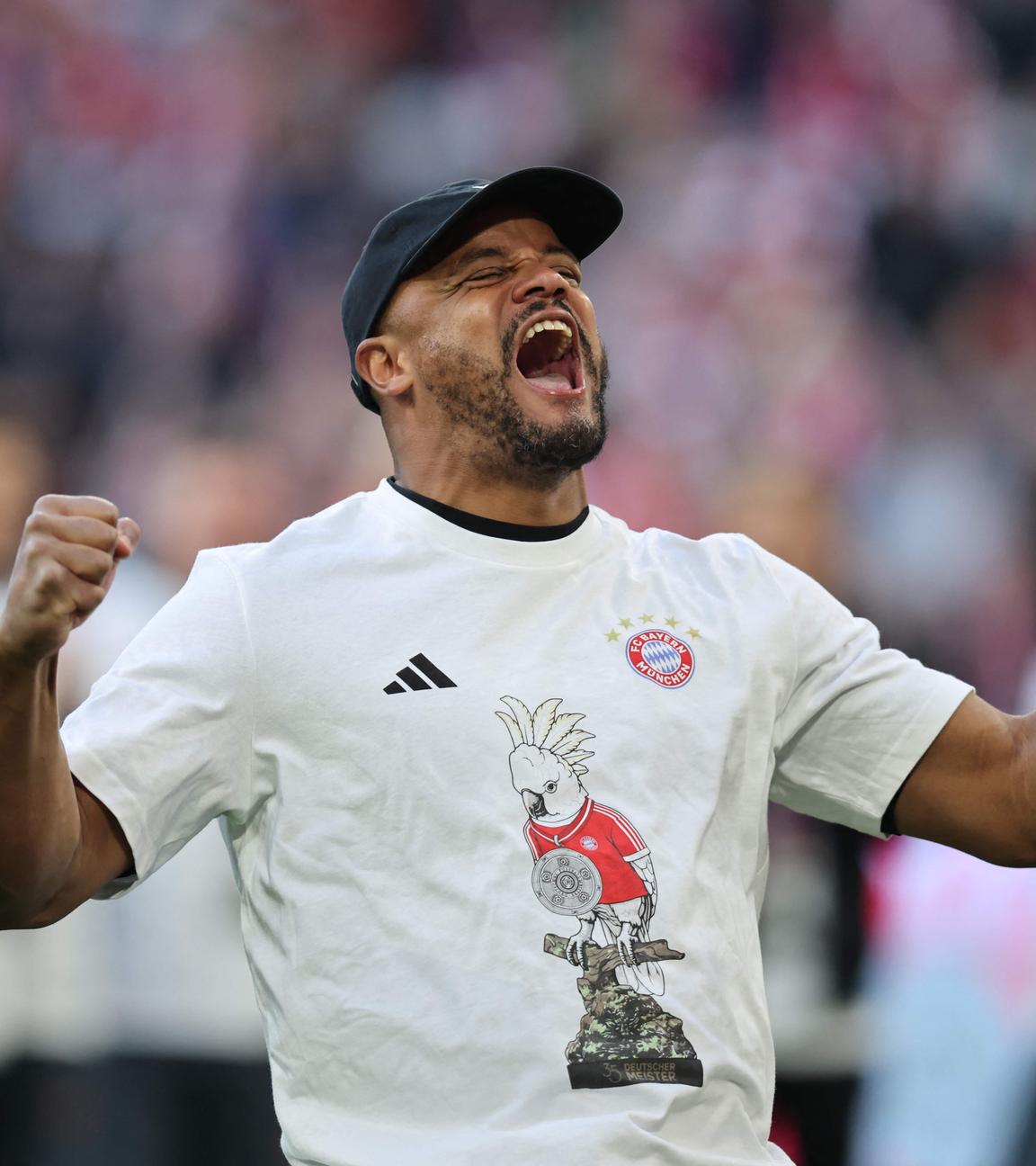 Der belgische Cheftrainer Vincent Kompany (FC Bayern München) feiert nach dem Bundesliga-Spiel gegen den VfB Stuttgart.