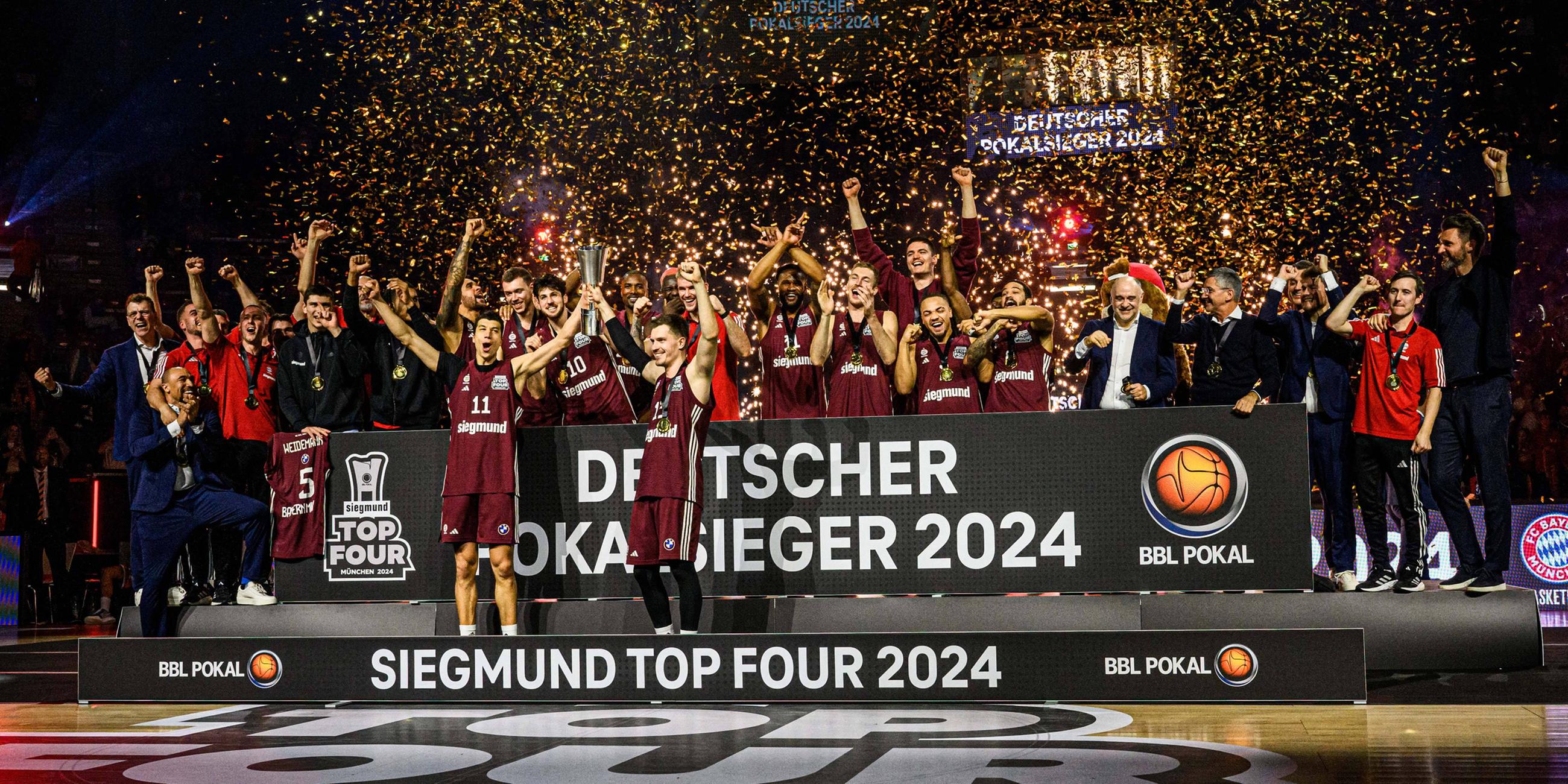 Spieler des FC Bayern München jubeln über ihren Sieg.