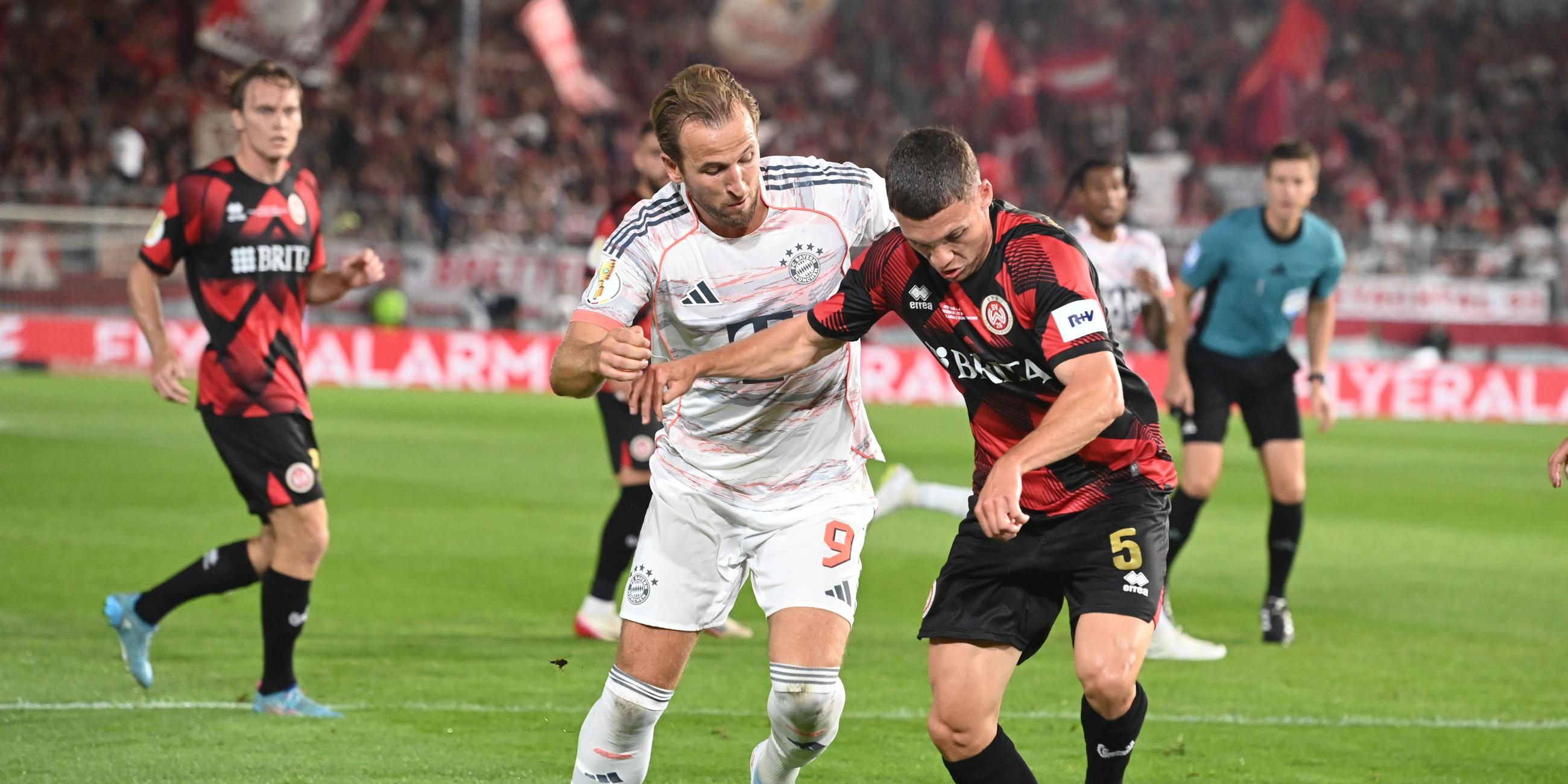 Harry KANE (Bayern Muenchen) im Zweikampf mit Niklas May (Wiesbaden)