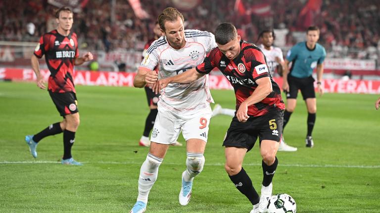 Harry KANE (Bayern Muenchen) im Zweikampf mit Niklas May (Wiesbaden)