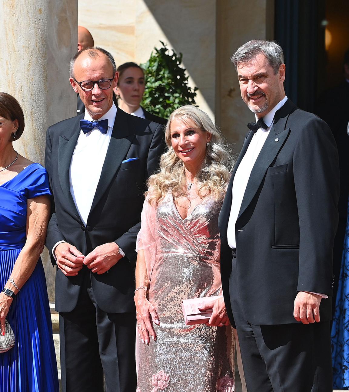 v.l.: Oberbürgermeister Thomas Ebersberger mit Ehefrau, Charlotte Merz, Bundeskanzler Friedrich Merz, Markus Söder (Bayerischer Ministerpräsident und CSU-Vorsitzender) mit Ehefrau Karin Baumüller-Söder – aufgenommen am 25. Juli 2025.