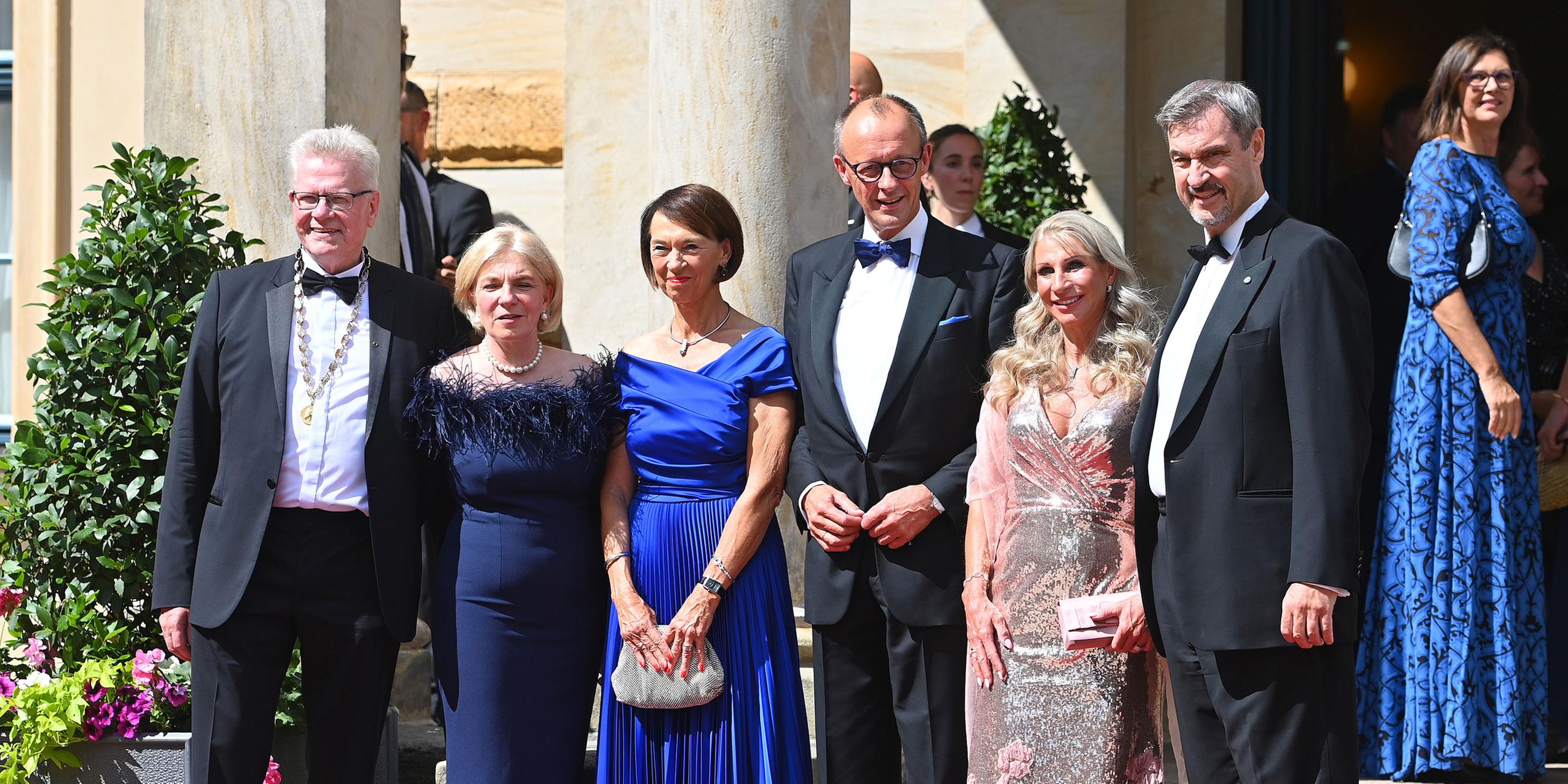 v.l.: Oberbürgermeister Thomas Ebersberger mit Ehefrau, Charlotte Merz, Bundeskanzler Friedrich Merz, Markus Söder (Bayerischer Ministerpräsident und CSU-Vorsitzender) mit Ehefrau Karin Baumüller-Söder – aufgenommen am 25. Juli 2025.