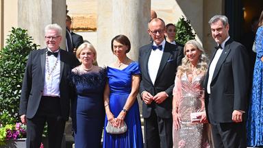 v.l.: Oberbürgermeister Thomas Ebersberger mit Ehefrau, Charlotte Merz, Bundeskanzler Friedrich Merz, Markus Söder (Bayerischer Ministerpräsident und CSU-Vorsitzender) mit Ehefrau Karin Baumüller-Söder – aufgenommen am 25. Juli 2025.