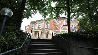 Das Bayreuther Festspielhaus auf dem Grünen Hügel