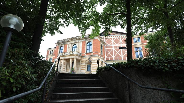 Das Bayreuther Festspielhaus auf dem Grünen Hügel