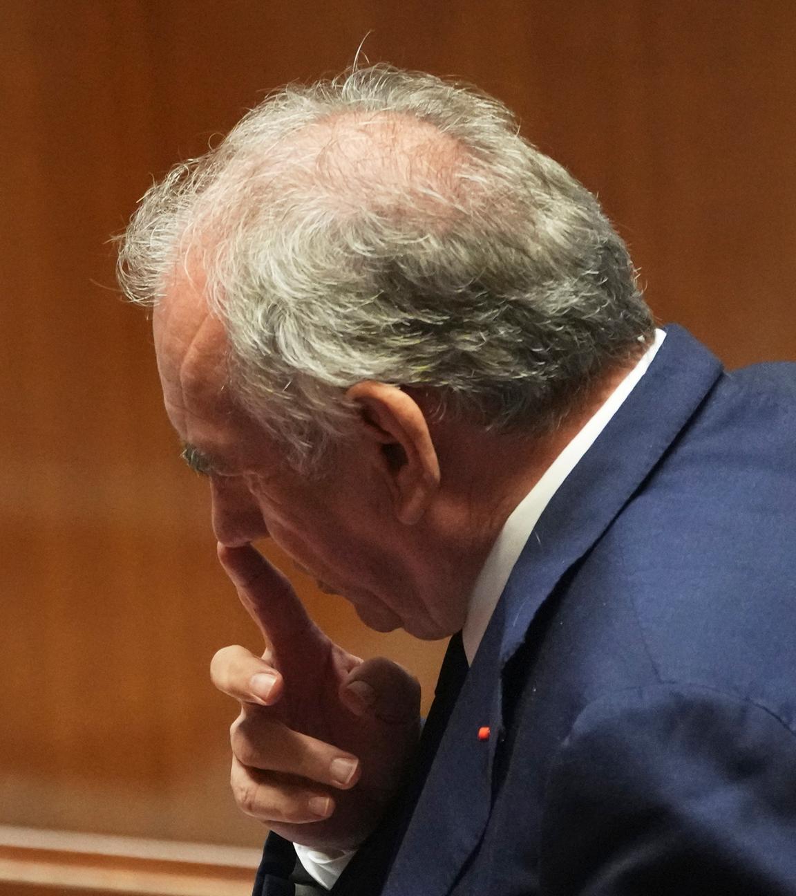 rankreich, Paris: Der französische Premierminister Francois Bayrou reagiert nach seiner Rede in der Nationalversammlung vor einer Vertrauensabstimmung im Parlament.