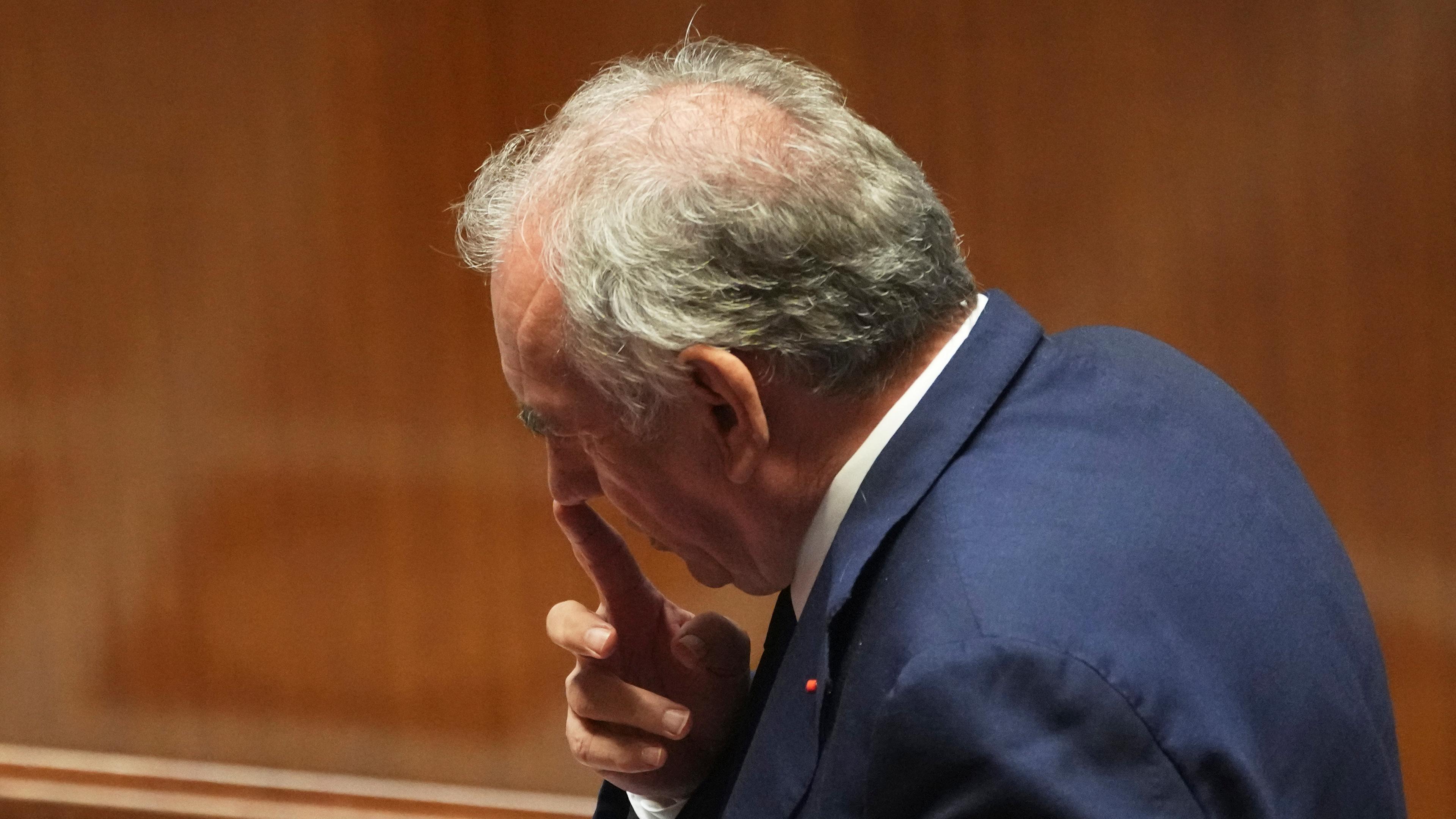 rankreich, Paris: Der französische Premierminister Francois Bayrou reagiert nach seiner Rede in der Nationalversammlung vor einer Vertrauensabstimmung im Parlament.