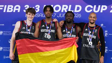 Niklas Kropp, Fabian Giessmann Denzel Agyeman und Kevin Bryant (von links) zeigen bei der Siegerehreung die deutsche Flagge.