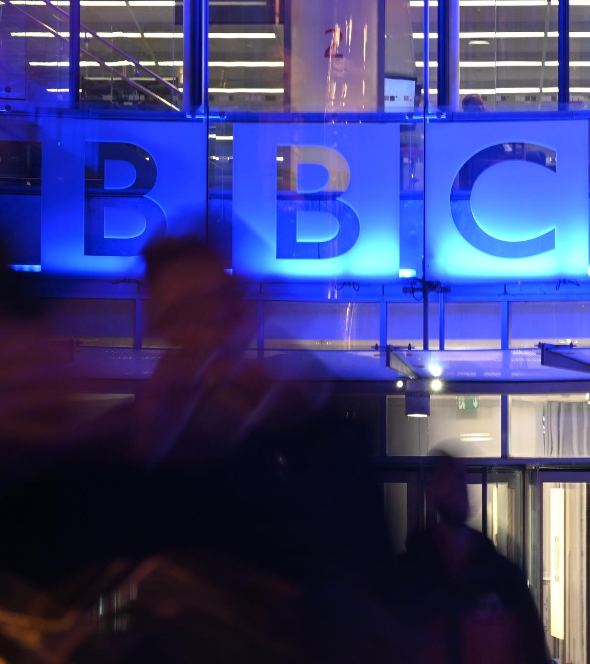 Menschen gehen vor dem BBC-Hauptquartier in London.