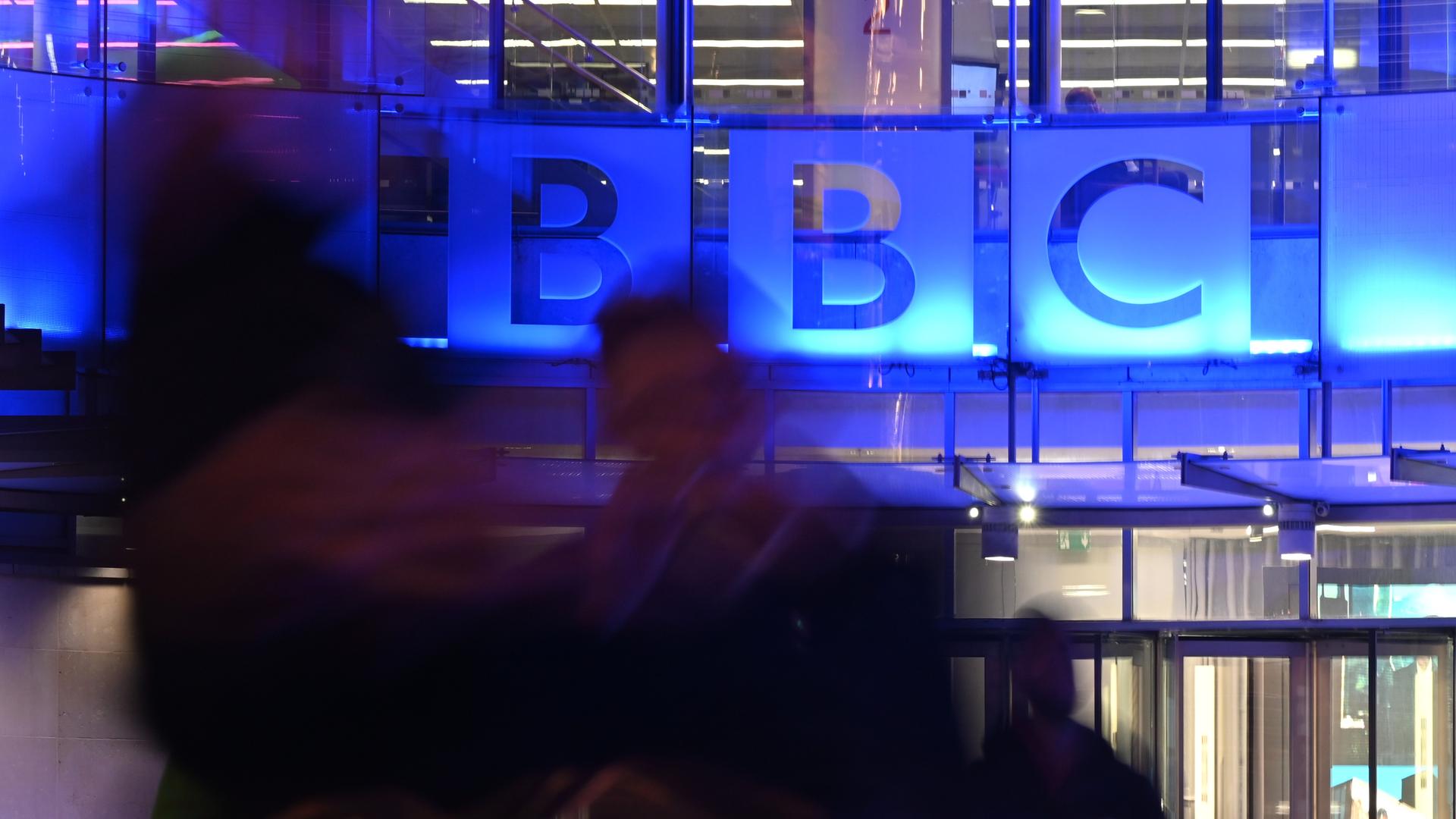 Menschen gehen vor dem BBC-Hauptquartier in London.