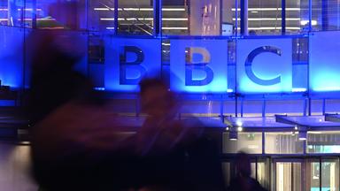 Menschen gehen vor dem BBC-Hauptquartier in London.