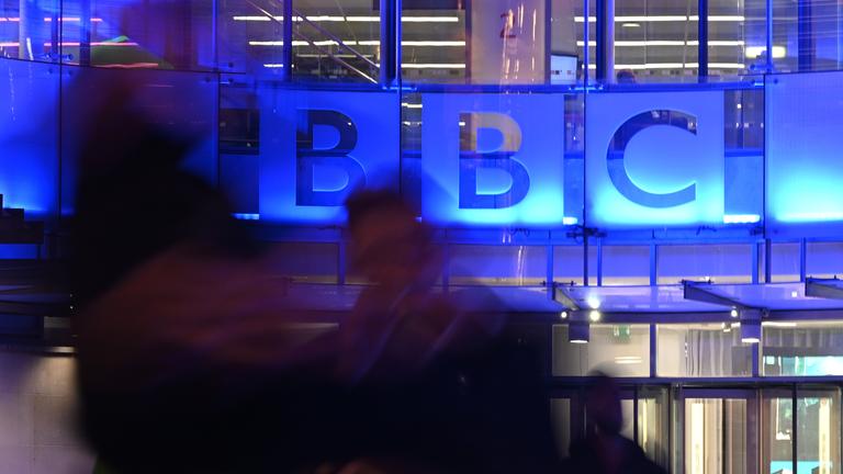 Menschen gehen vor dem BBC-Hauptquartier in London.