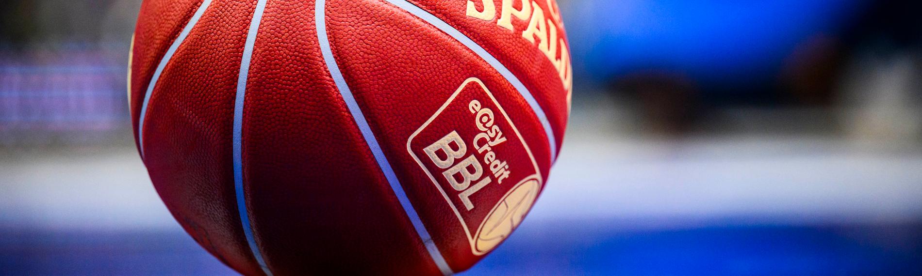 Ein Basketball mit der Beschriftung easy Credit BBL liegt auf dem Boden.