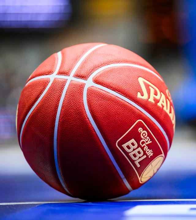 Ein Basketball mit der Beschriftung easy Credit BBL liegt auf dem Boden.
