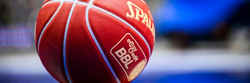 Ein Basketball mit der Beschriftung easy Credit BBL liegt auf dem Boden.