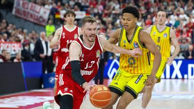 Andreas Obst im Duell mit Jack Kayil im ersten Spiel des Playoff-Finales der easyCredit Basketball Bundesliga zwischen dem FC Bayern Basketball und Alba Berlin.