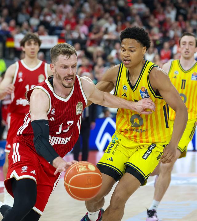 Andreas Obst im Duell mit Jack Kayil im ersten Spiel des Playoff-Finales der easyCredit Basketball Bundesliga zwischen dem FC Bayern Basketball und Alba Berlin.