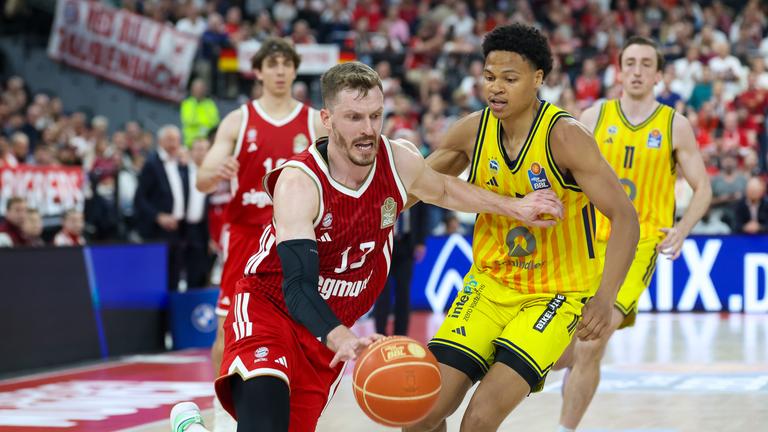 Andreas Obst im Duell mit Jack Kayil im ersten Spiel des Playoff-Finales der easyCredit Basketball Bundesliga zwischen dem FC Bayern Basketball und Alba Berlin.