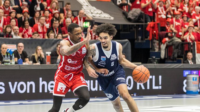  Ivan Tkachenko (Syntainics) und Kyle Lofton (Bamberg) im Zweikampf.