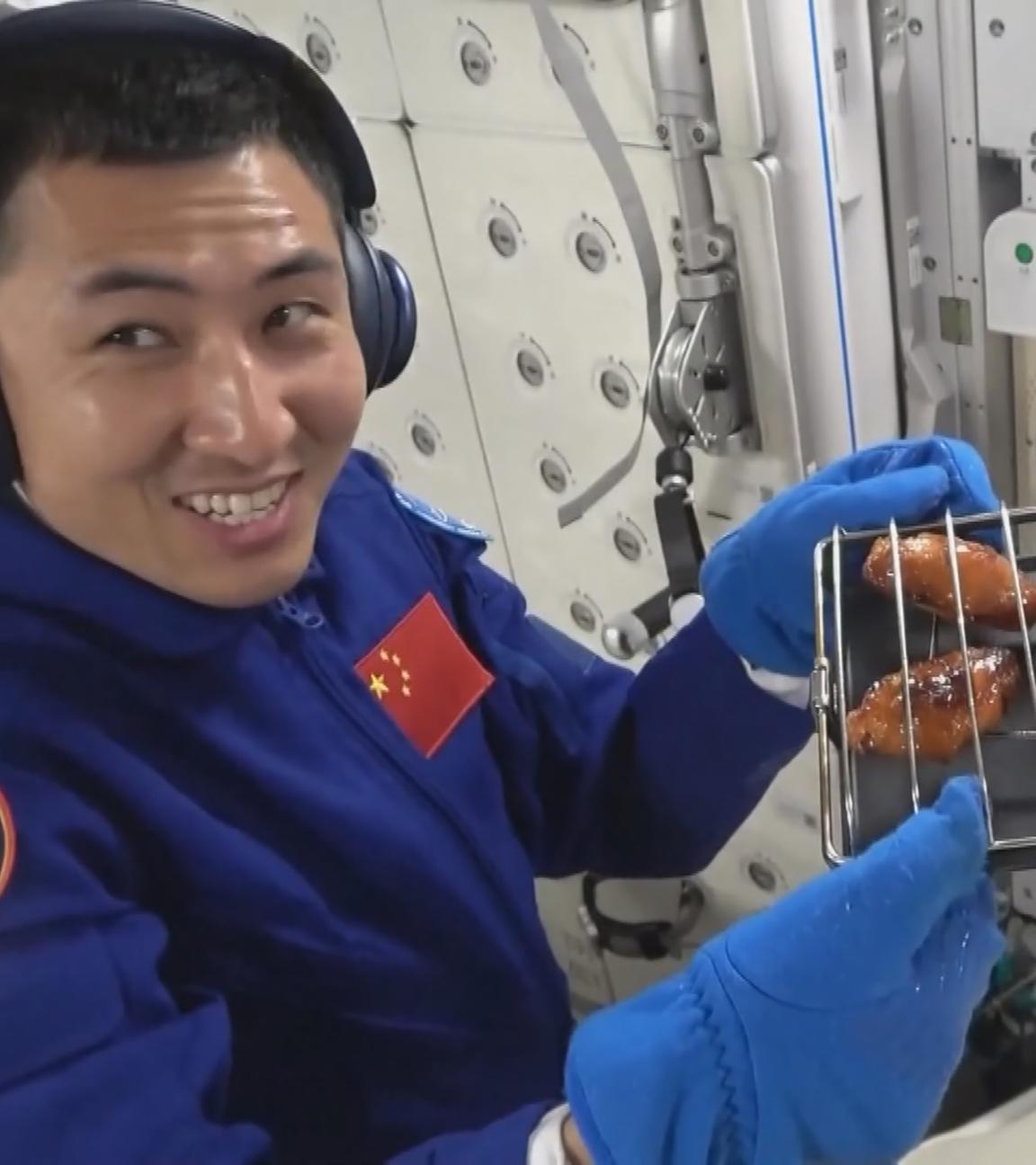 Taikonauten grillen erstmals Fleisch im Weltall. 