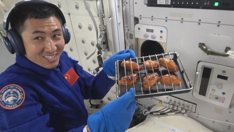 Taikonauten grillen erstmals Fleisch im Weltall. 