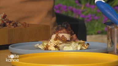 BBQ-Schweinebauch mit Spitzkohl und Rharbaber auf Teller