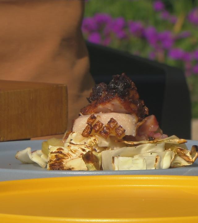 BBQ-Schweinebauch mit Spitzkohl und Rharbaber auf Teller