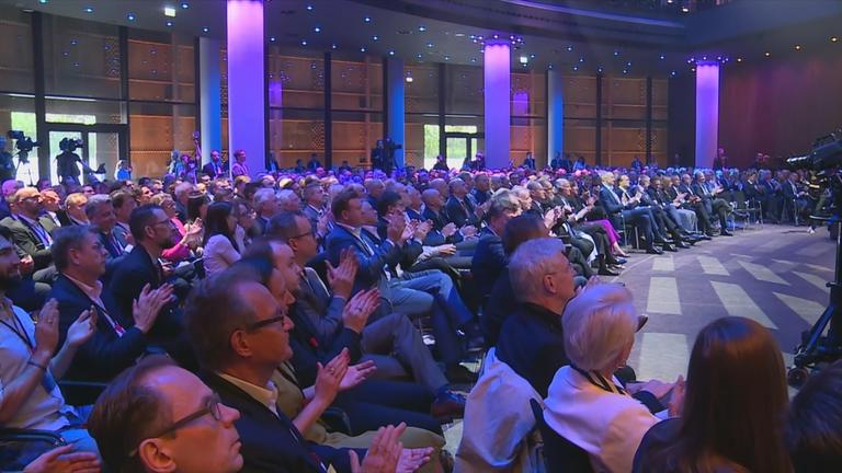 Ökonomen bei Versammlung auf dem Tag der Industrie.