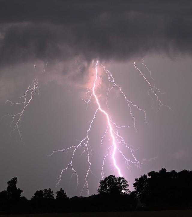 Ein Blitz schlägt während einem Gewitter in der Nähe von Potsdam ein. 