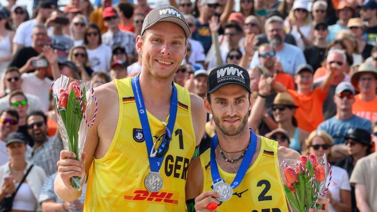 Beach-Volleyball-EM am 18.08.2024 in Den Haag: Nils Ehlers und Clemens Wickler zeigen ihre Silbermedaille