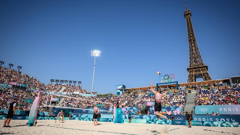 Das Beach-Volleyball Stadion vor dem Eifelturm.