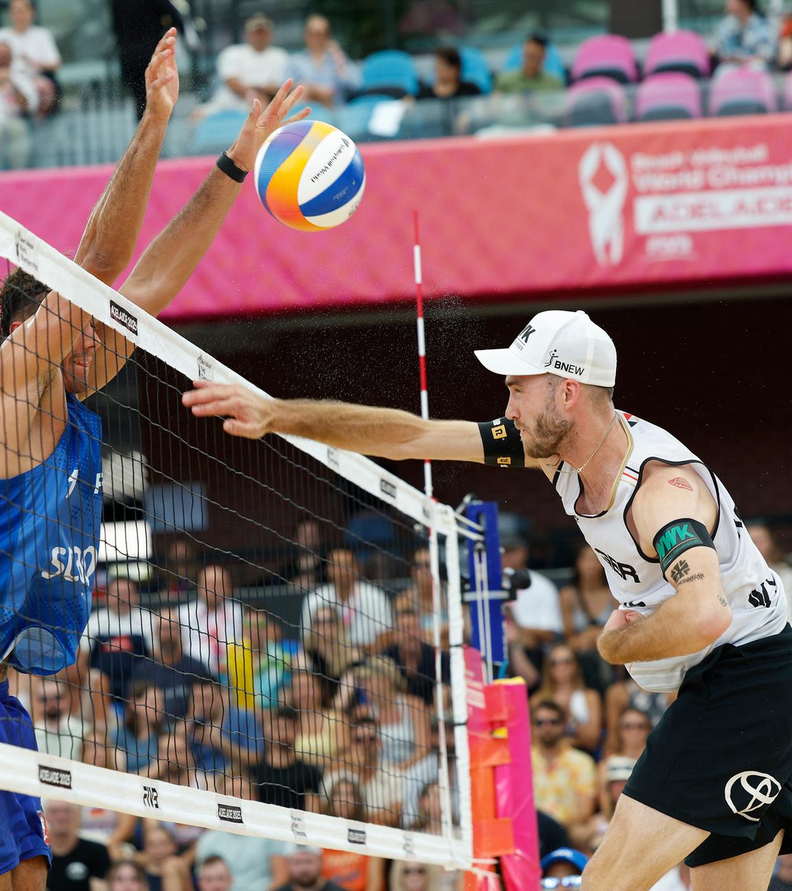 Téo Rotar aus Frankreich blockt Clemens Wickler aus Deutschland im Spiel um die Bronzemedaille der Männer bei den Beachvolleyball-Weltmeisterschaften in Adelaide, Australien.