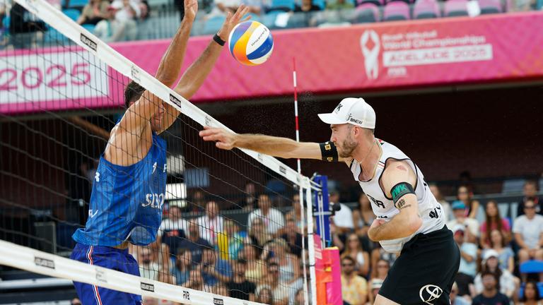 Téo Rotar aus Frankreich blockt Clemens Wickler aus Deutschland im Spiel um die Bronzemedaille der Männer bei den Beachvolleyball-Weltmeisterschaften in Adelaide, Australien.