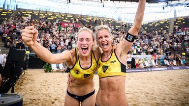 Beachvolleyball-Duo Louisa Lippmann und Laura Ludwig jubelnd im Stadion