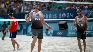 Nils Ehlers und Clemens Wickler aus Deutschland während dem Halbfinale des Beachvolleyballs gegen Norwegen.