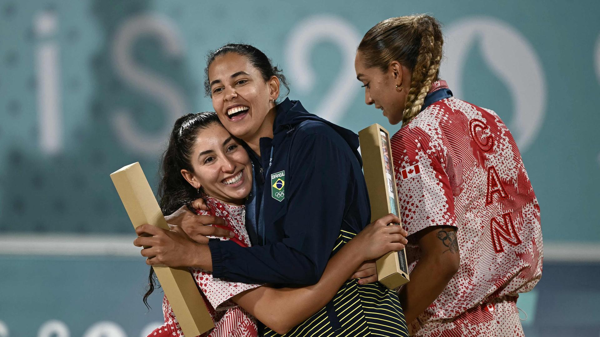 Silbermedaillengewinnerinnen Melissa Humana-Paredes und Brandie Wilkerson aus Kanada mit mit der Goldmedaillengewinnerin Eduarda Santos Lisboa aus Brasilien auf dem Podium 