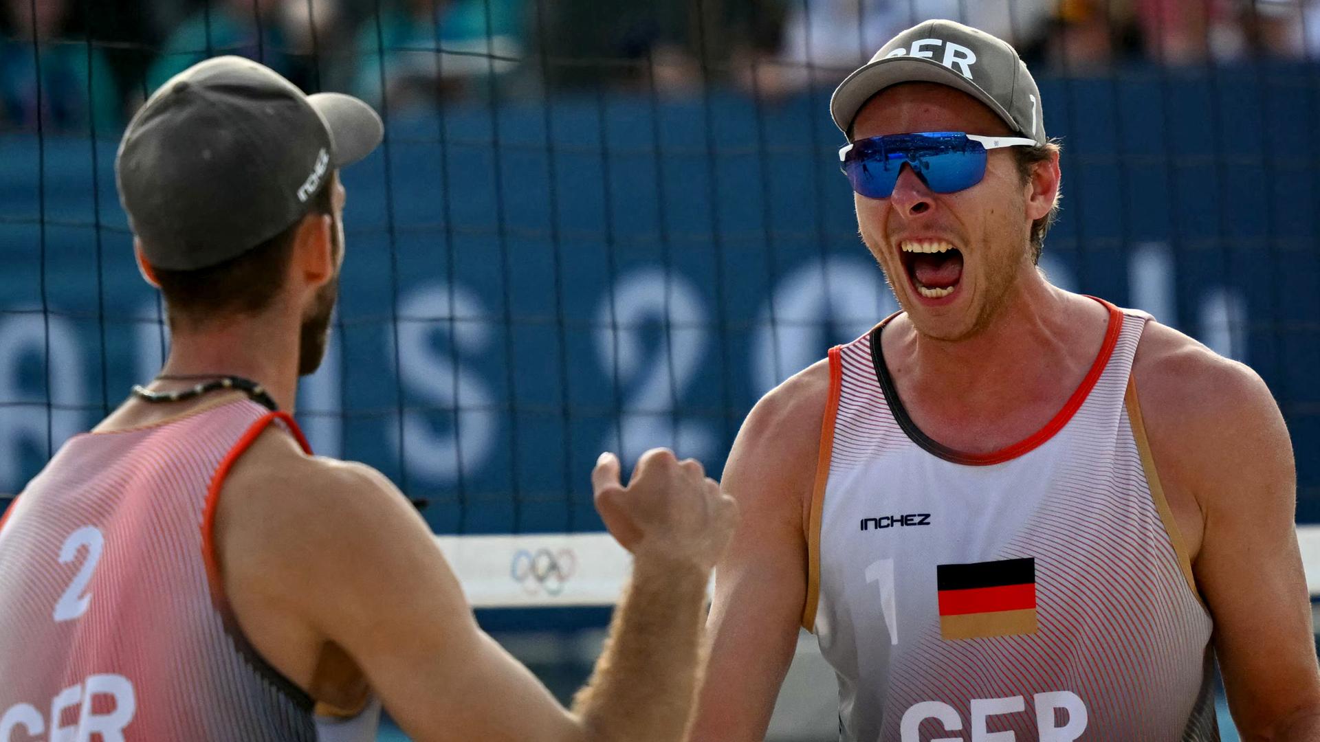 Nils Ehlers (Nr. 01) und Clemens Wickler (Nr. 02) feiern einen Punkt im Beachvolleyball-Halbfinale.