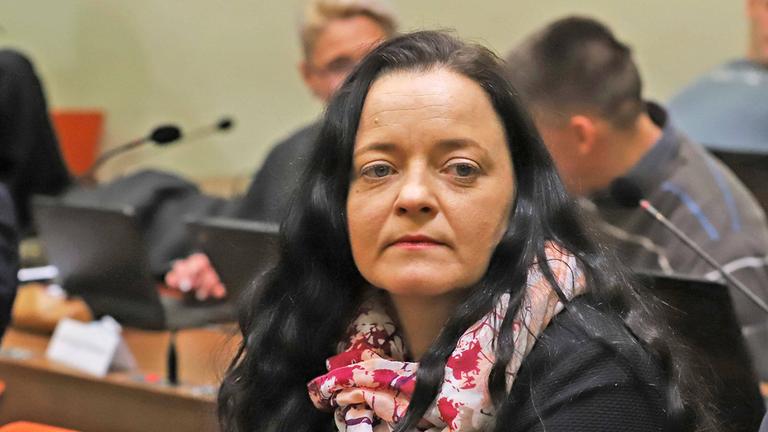 Archiv: Beate Zschäpe während des NSU-Prozesstages 402 am 09.01.2018.