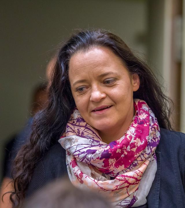 Die Angeklagte Beate Zschäpe betritt den Gerichtssaal im Oberlandesgericht München.