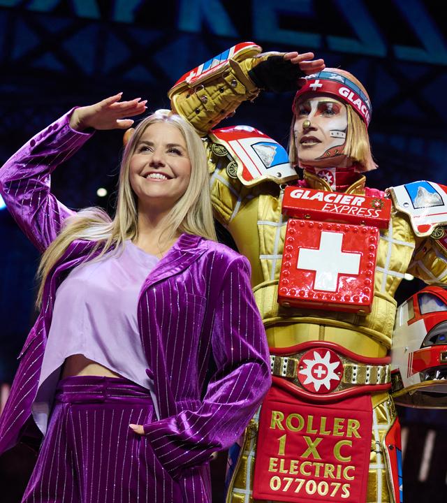 Sängerin Beatrice Egli (links) posiert mit einem verkleideten Musical-Darsteller.