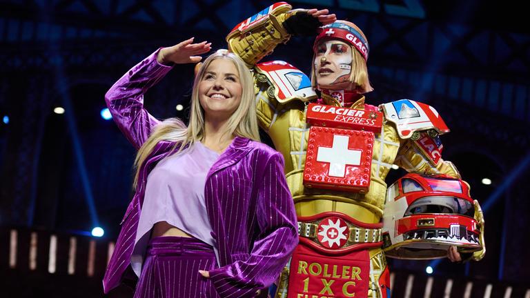 Sängerin Beatrice Egli (links) posiert mit einem verkleideten Musical-Darsteller.