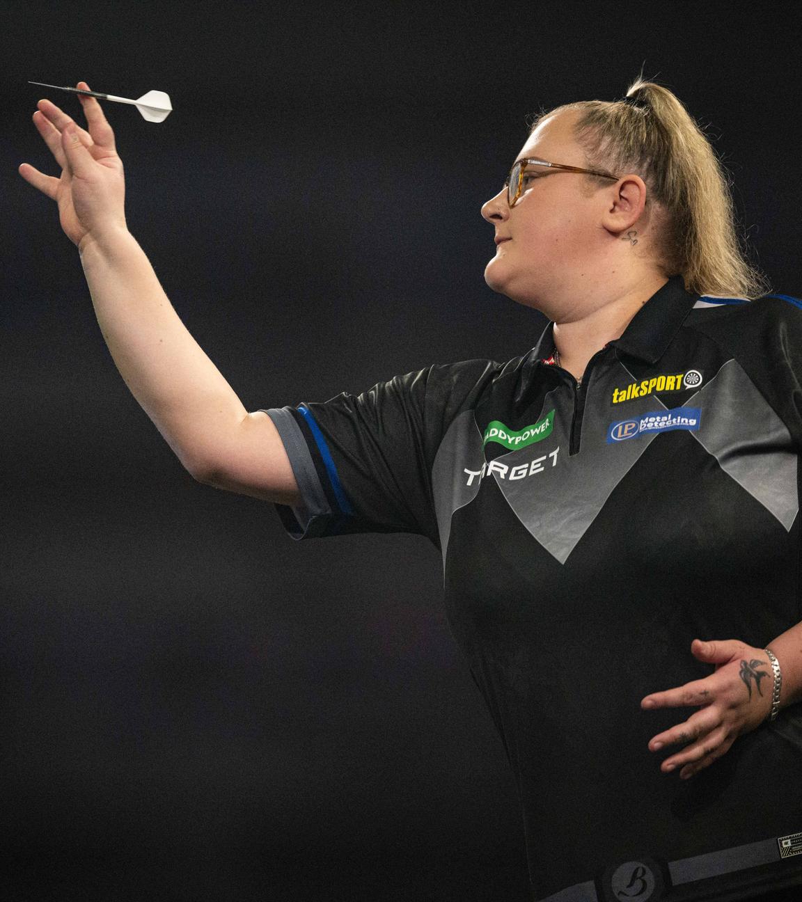 Beau Graves wirft einen Dartpfeil.