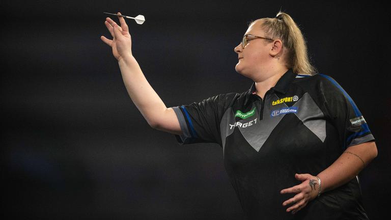 Beau Graves wirft einen Dartpfeil.