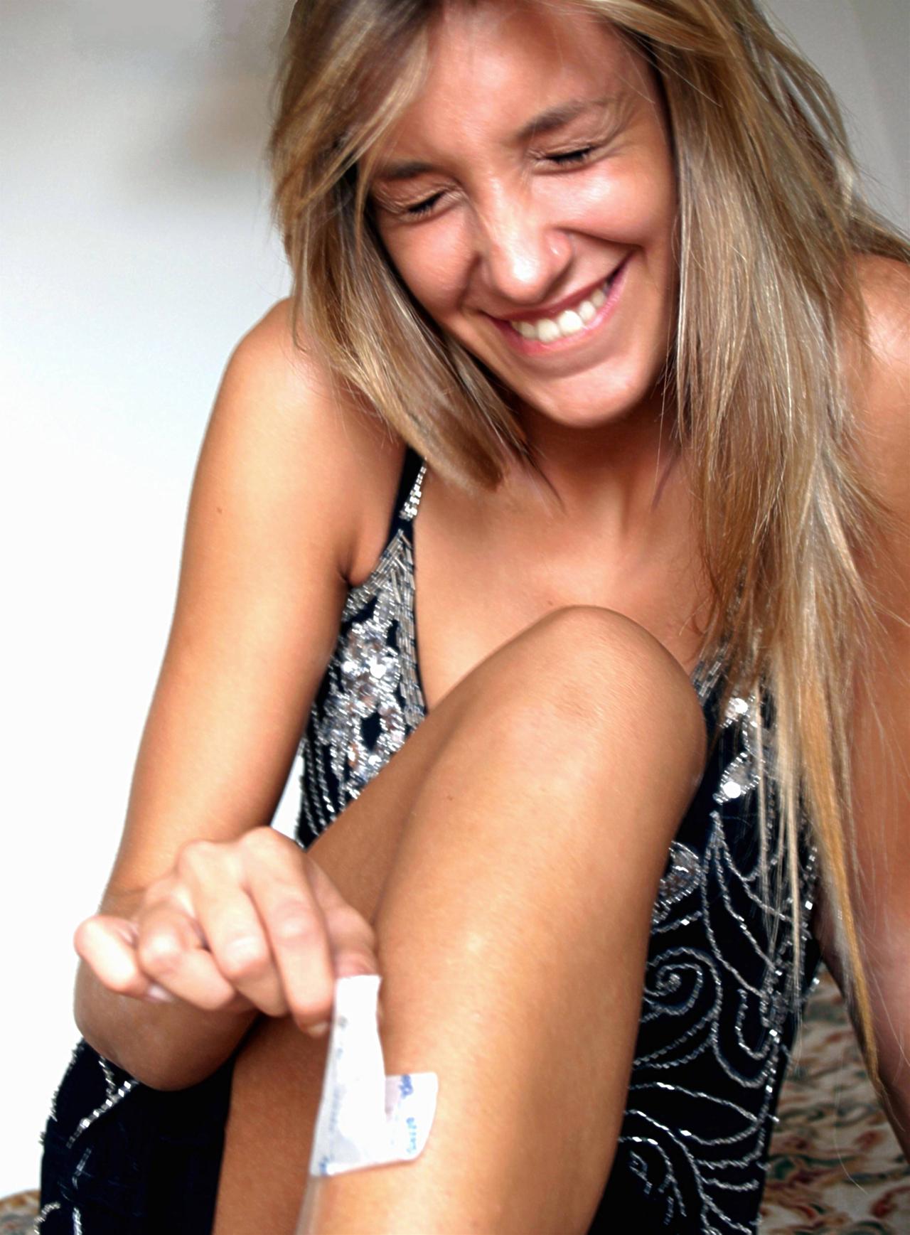Frau beim Bein-Waxing