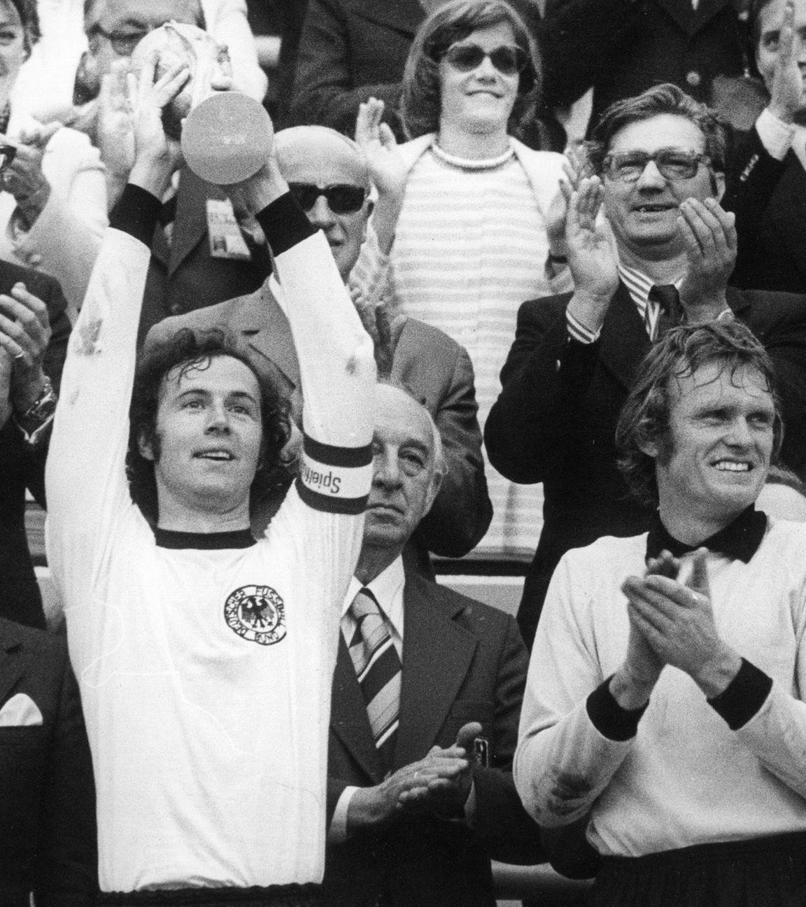Franz Beckenbauer hält den WM-Pokal hoch