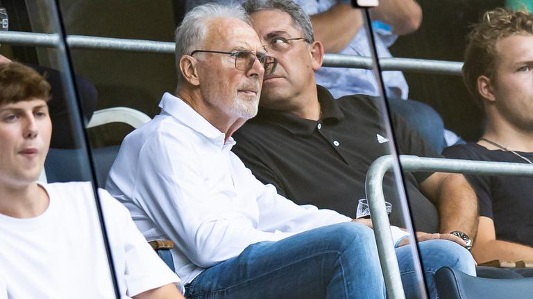  Franz Beckenbauer sitzt auf der Tribüne