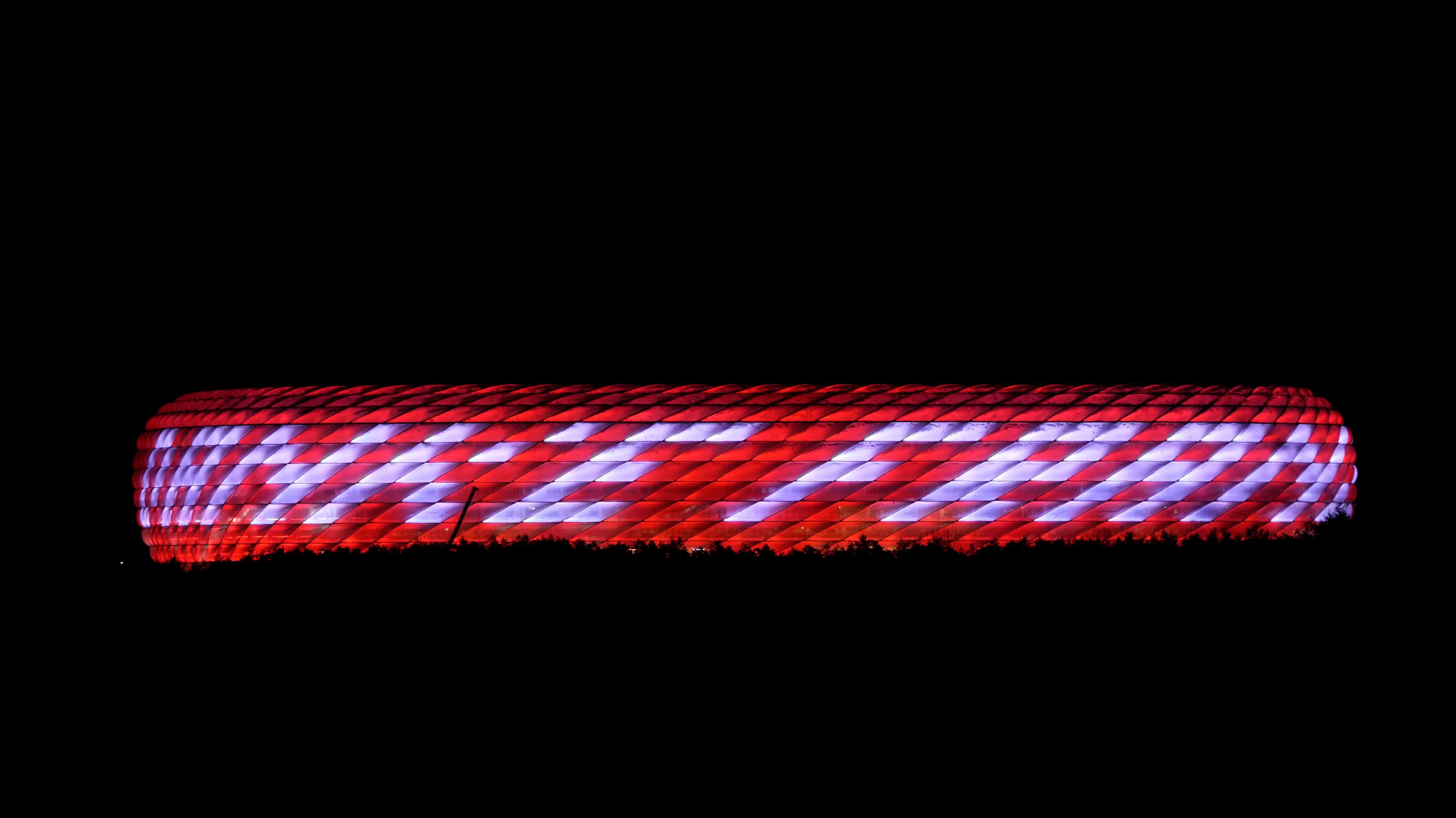 Allianzarena leuchtet in rot mit der Schrift "Danke Franz"
